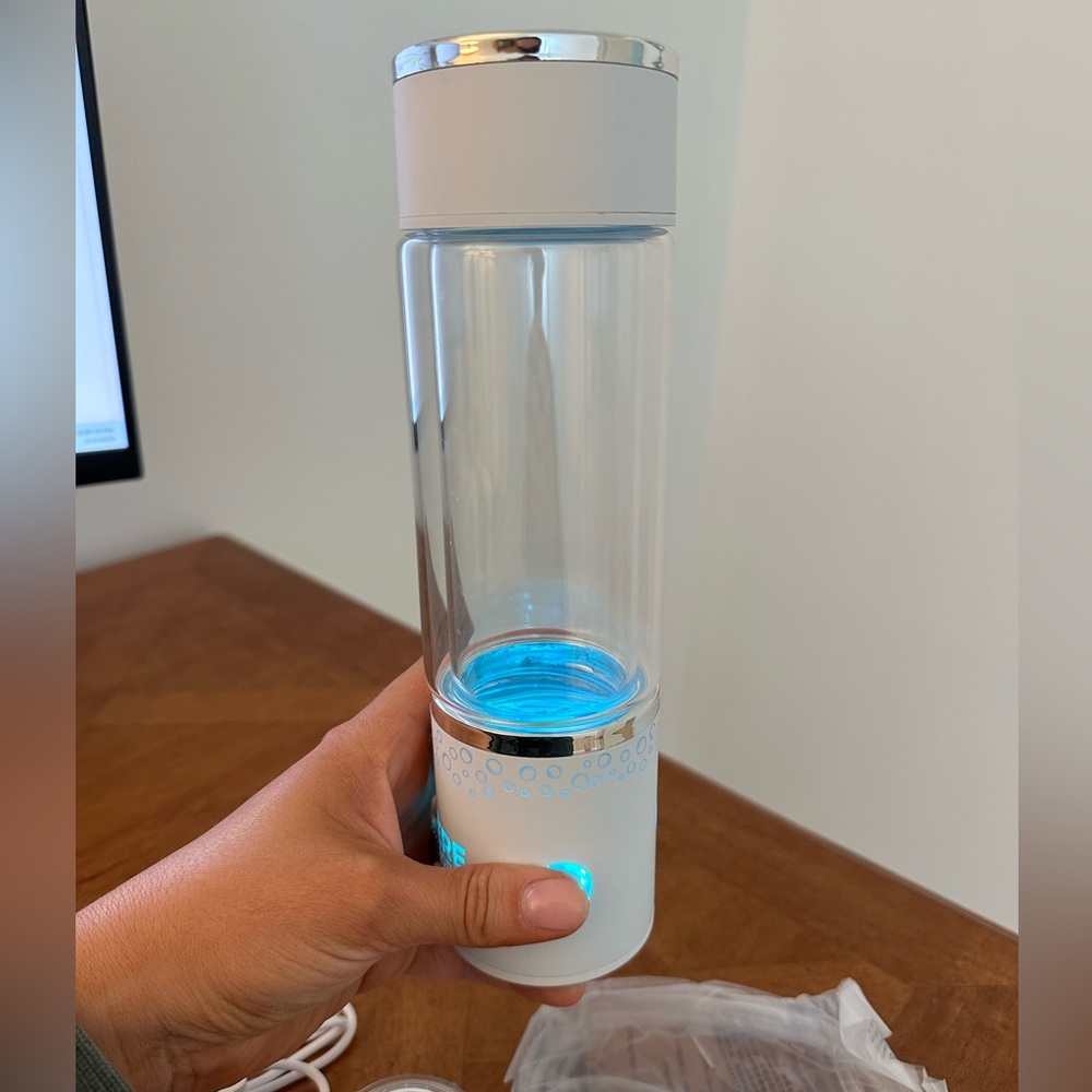 Lumiere Hydrogen Infusing Water Bottle - Has many health benefits! - Picture 2 of 14
